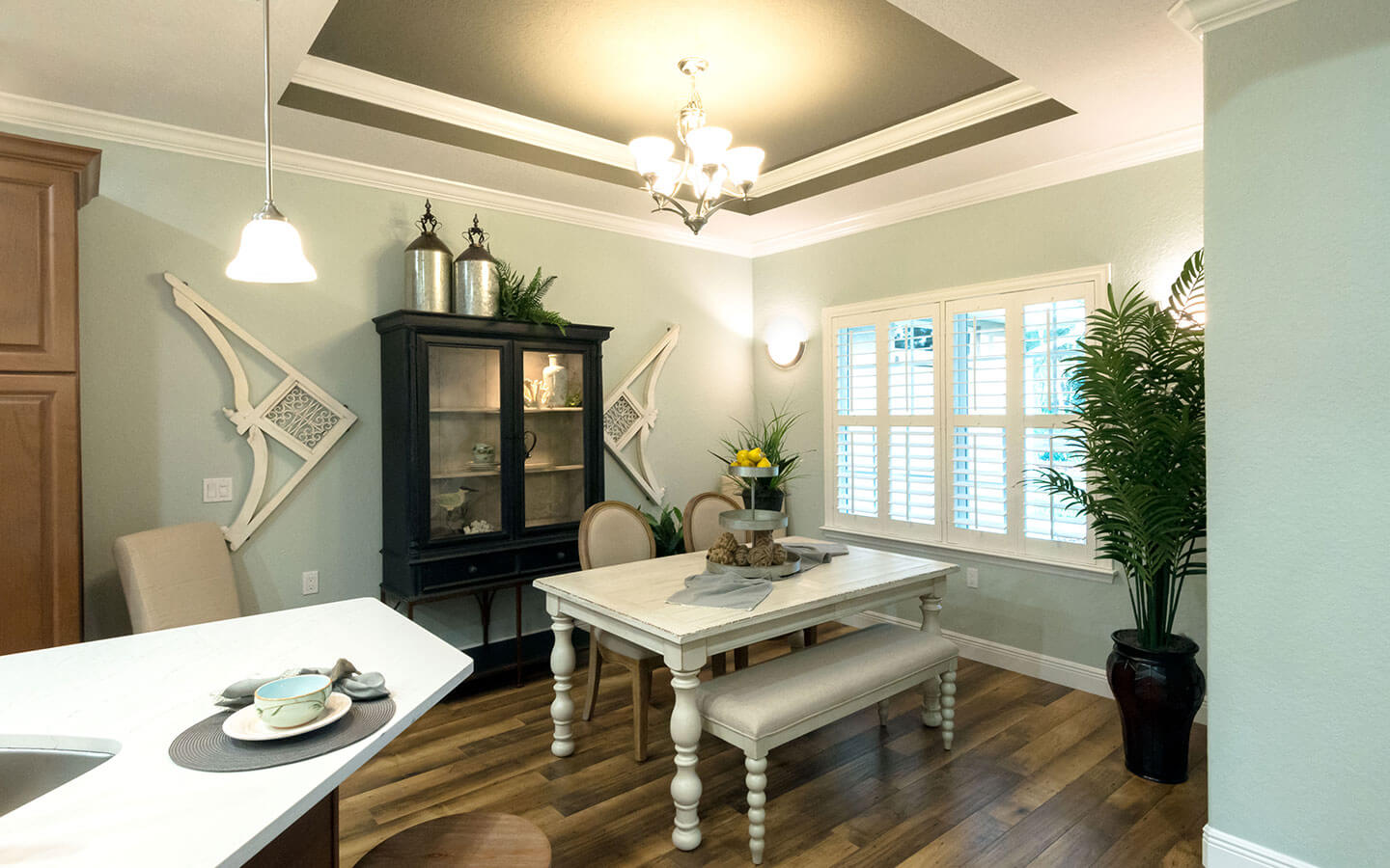 Eat-in dining nook with table and chairs